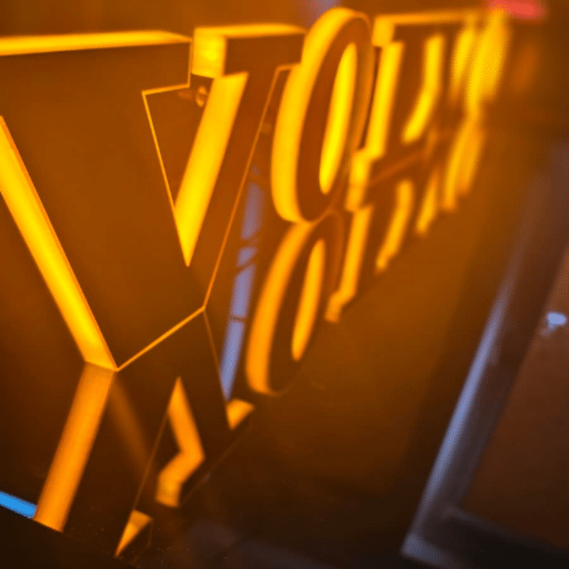 lettrage Volvo illuminé